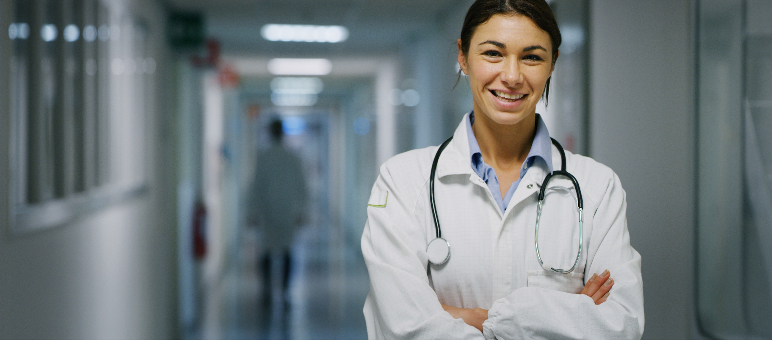 Kvinnlig läkare i sjukhuskorridor. 